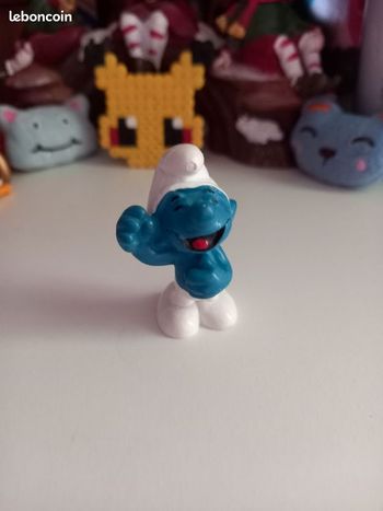 Figurine PVC SCHLEICH - smurf SCHTROUMPF cadeau et fleurs 20040 - PEYO Figurine PVC SCHLEICH - smurf SCHTROUMPF cadeau et fleurs 20040 - PEYO