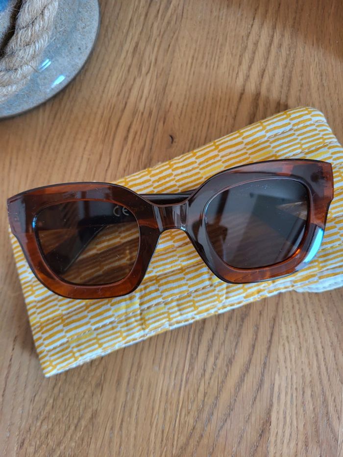 Lunettes de soleil Neuves Catégorie 3 avec etui - photo numéro 6