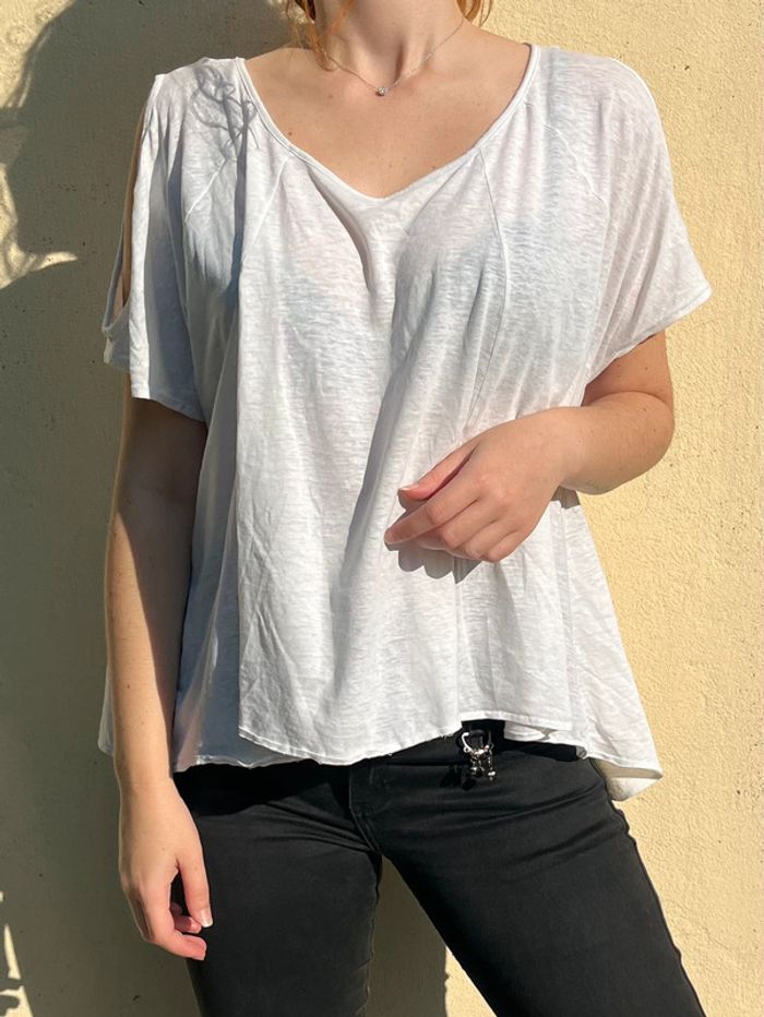 Haut fluide blanc asymétrique avec épaules dénudées - photo numéro 8