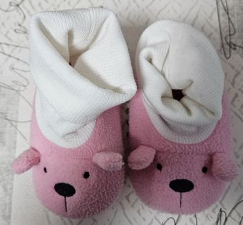 Chaussons rose bien chauds, neufs. 12/18 mois