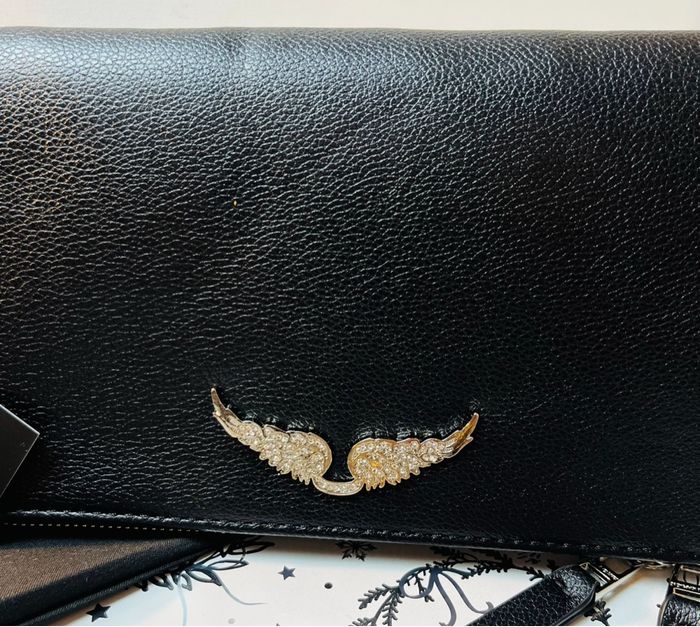 Écharpe Burberry 100% cachemire, motif Iconic Check beige. Dimensions 185 cm × 40 cm. Logo cavalier brodé + étiquette Burberry. État neuf, jamais portée. Livrée avec boîte, sac boutique, carte.  Couleur : Beige / noir / blanc / rouge (check - photo numéro 4