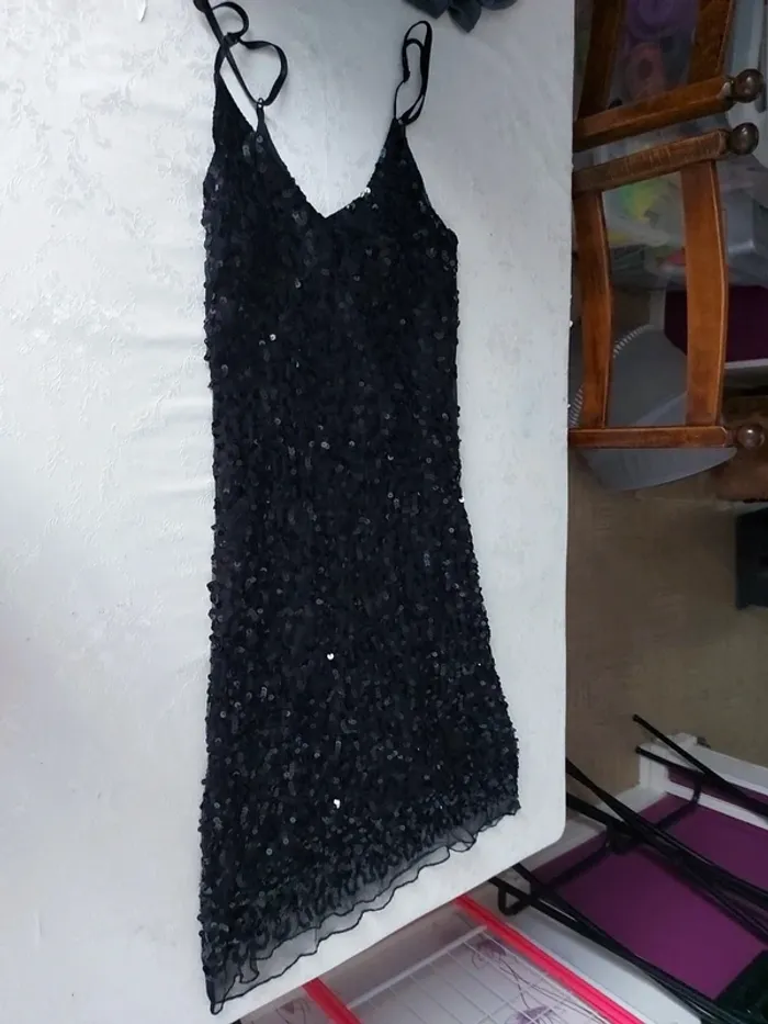 Robe noire à sequins