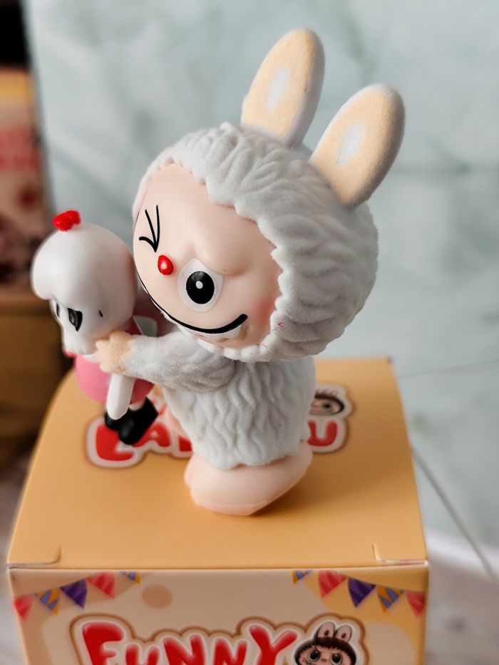 grosse figurine labubu fluffy grise - photo numéro 3