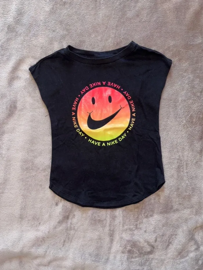 T-shirt noir Nike fille taille 3 ans en très bon état. - photo numéro 2