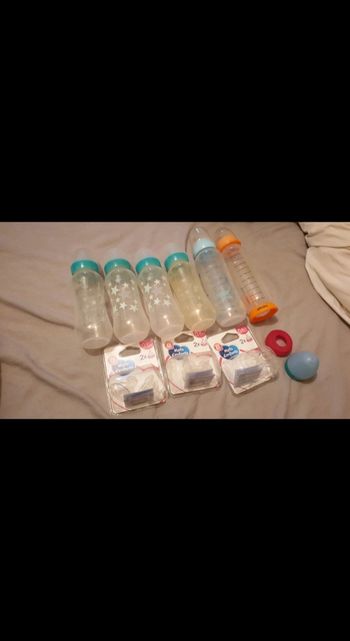 Lot 6 biberons  + tetine