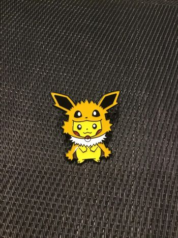 Pin’s Pikachu poncho Voltali Pokémon broche en  très bon état