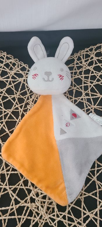 Siplec - Leclerc Doudou lapin losange plat en velours orange, blanc et gris, brodé d'un panier rou