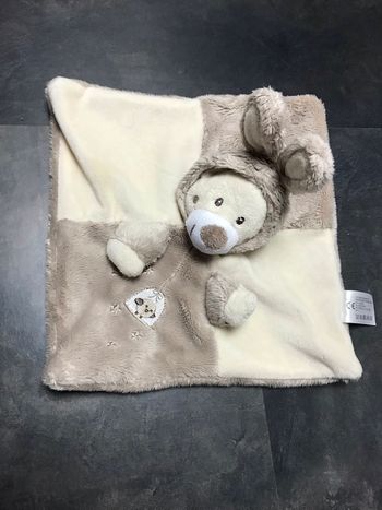 Doudou met et enlève la capuche