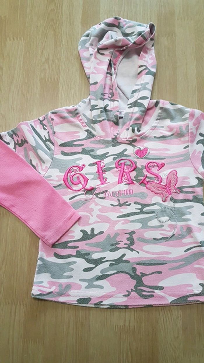 T shirt a capuche rose militaire 4 ans