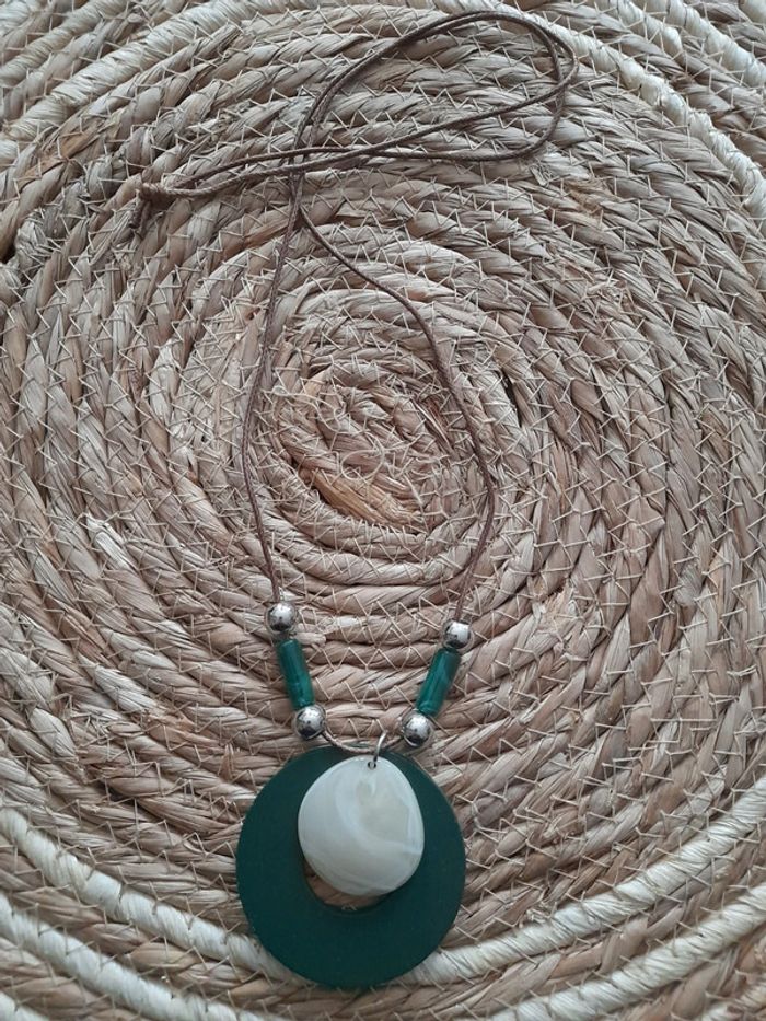 Collier marron et vert