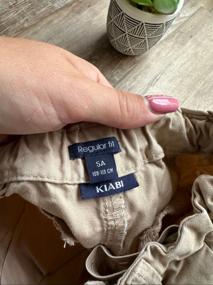 - Short Chino Kiabi       - 5 ans - Très bon état, mini tache - photo numéro 4