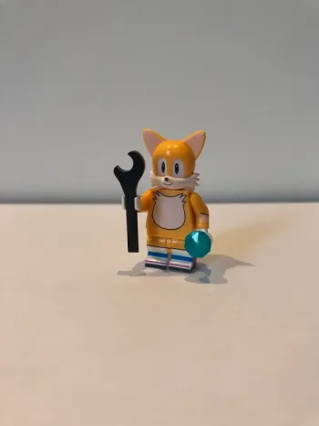 Figurine type lego Sonic. Sonic