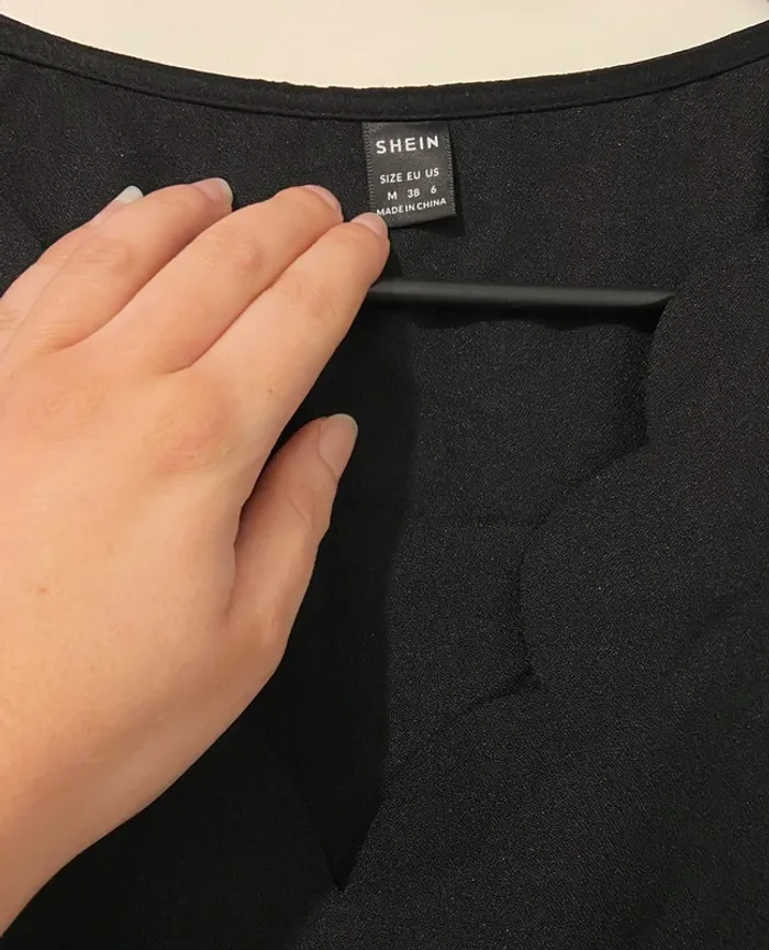 Robe noire avec dentelle - photo numéro 4