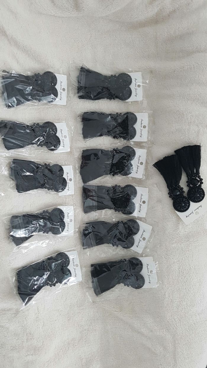 Lot 12 paires de boucles d'oreilles