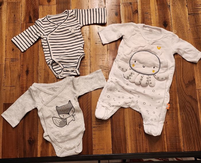 Lot pyjama et bodys - photo numéro 1