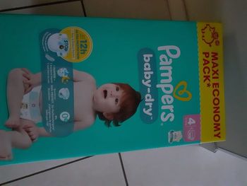 Carton couches pampers baby dry taille 4