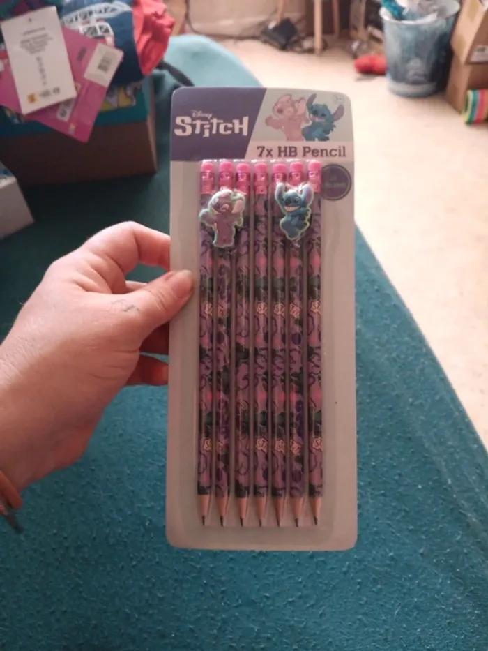 Pack 7 crayons gris 2 charms Stitch pas vinted go