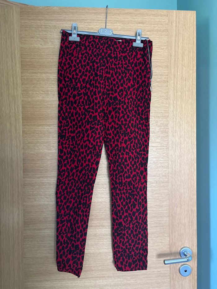 Pantalon rouge léopard