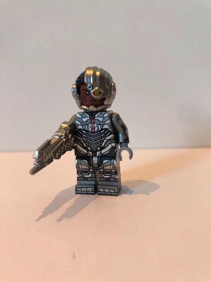 Figurine type lego Cyborg. Marvel