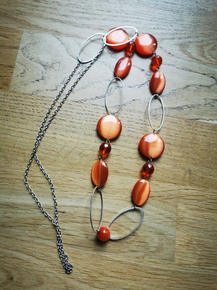 Collier long en perles de verre orange
