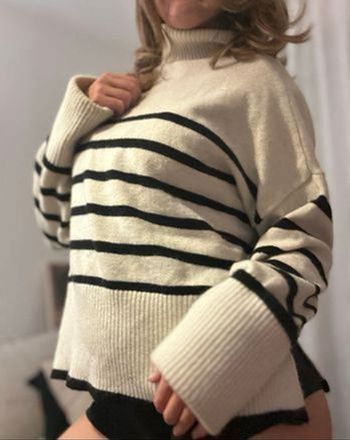 Pull col roulé rayé blanc cassé et noir Bershka