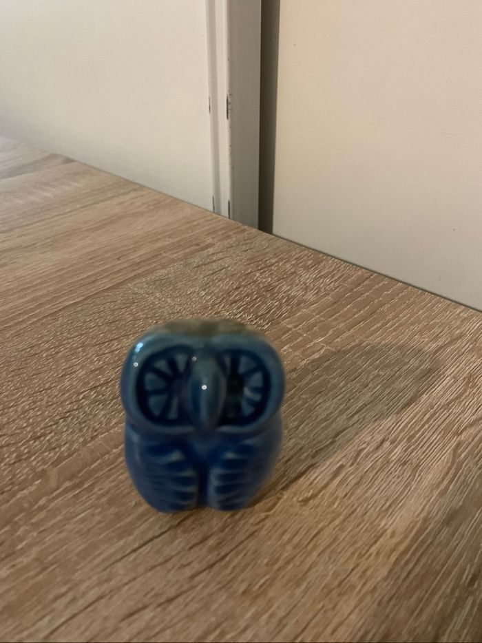Bibelot petite chouette bleue en porcelaine - photo numéro 1