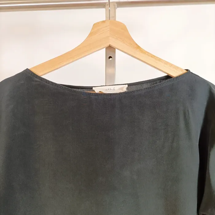 Tshirt noir en Soie - manches courtes, broderies et lien à la taille taille 36 A577 - photo numéro 2