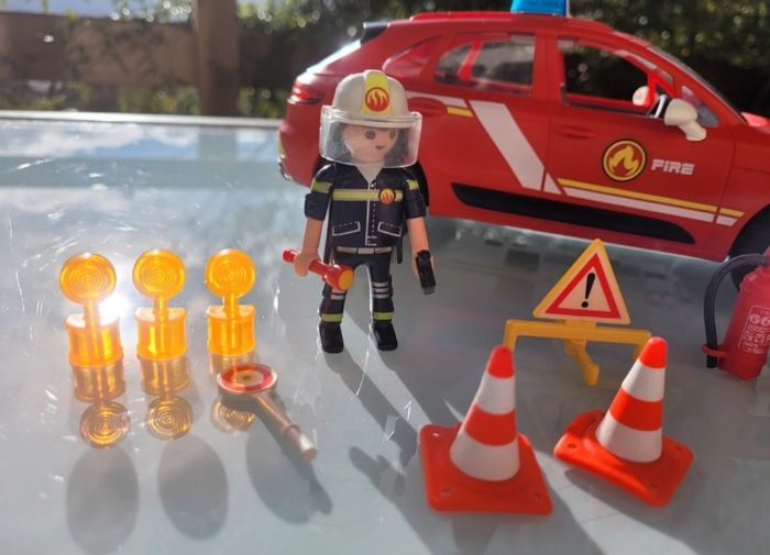 Superbe Porsche Mancan S Playmobil Pompiers 70277 complète, avec sirène, gyrophare et eclairages - photo numéro 3