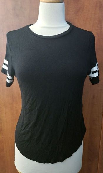 T-shirt noir avec bandes blanche sur les épaules taille S