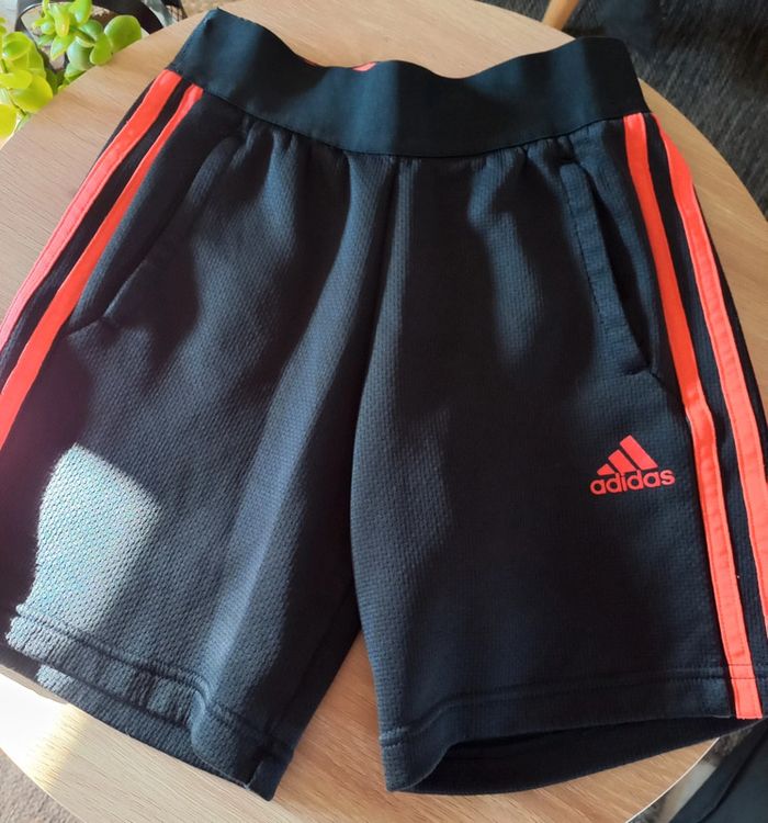 Short Adidas Predator noir et rouge – Taille 9-10 ans (140 cm)