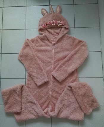 Combinaison licorne avec capuche fleurie.