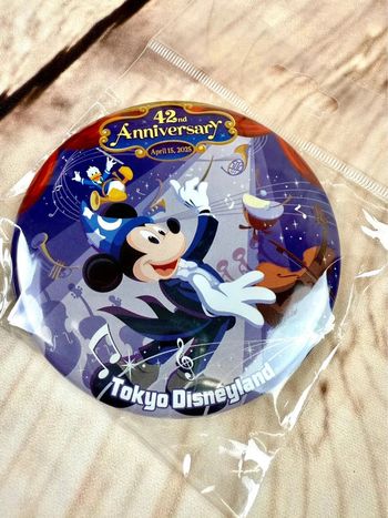 Badge Disneyland Tokyo 42e anniversaire Mickey fantasia orchestre