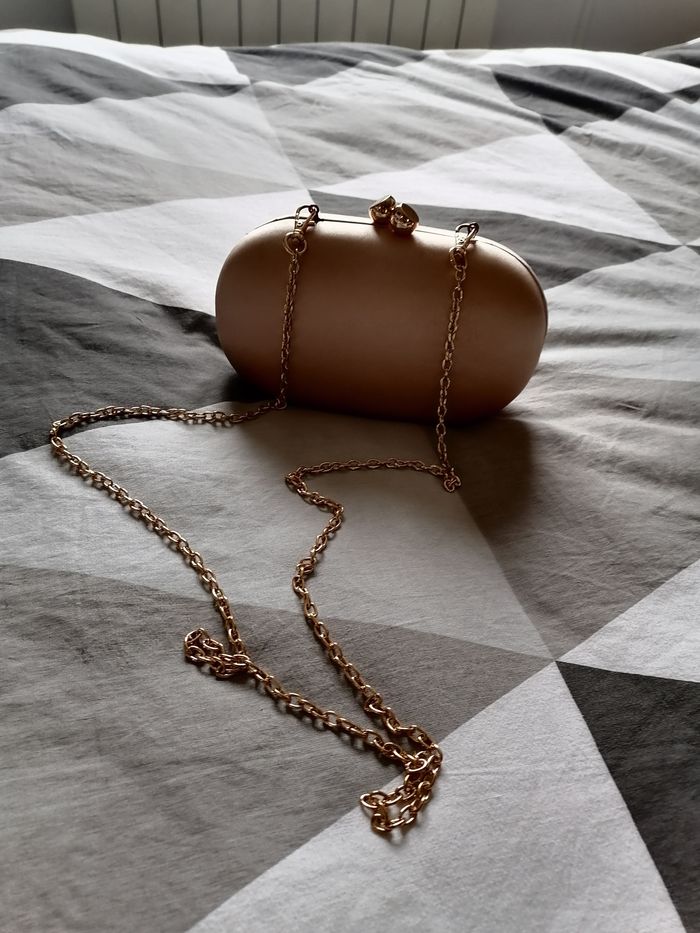 Petit sac bandoulier ovale et rigide rose poudré en simili satin - Dorothy Perkins - photo numéro 10
