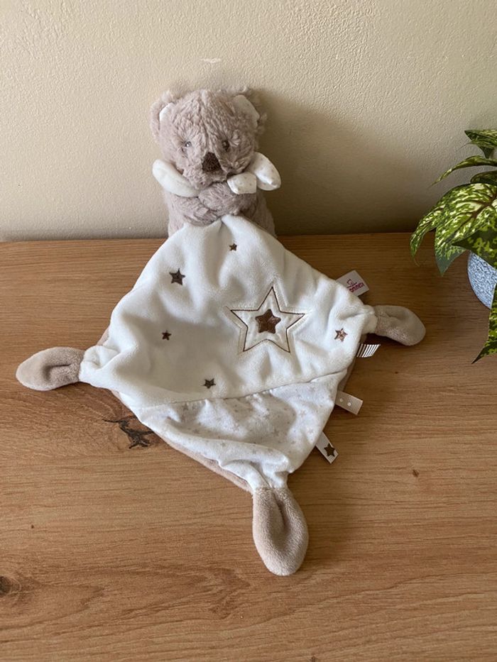 Doudou peluche ours beige mouchoir blanc etoile pommette