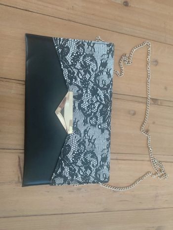 Pochette noire avec chaîne dorée
