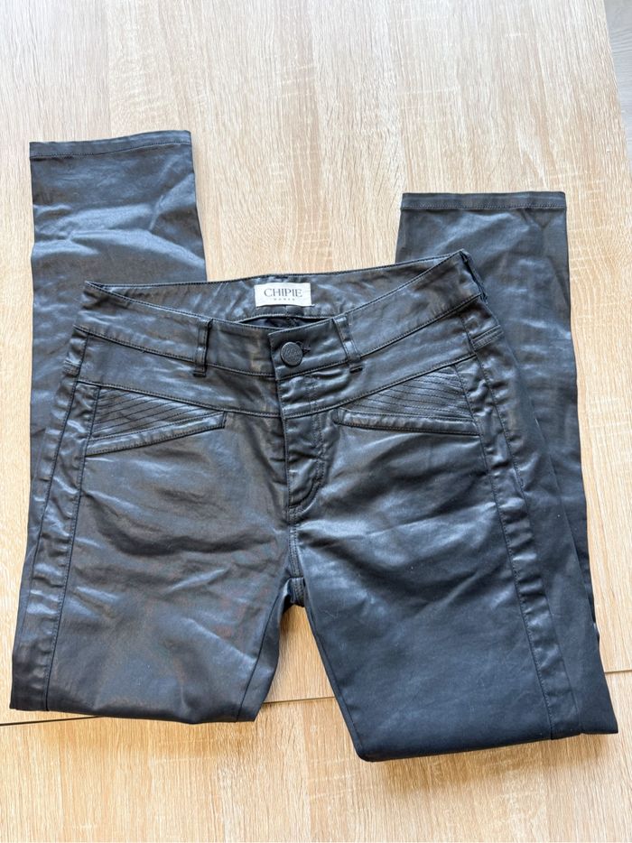 Pantalon slim  luisant brillant noir chipie taille 34 XS - photo numéro 2
