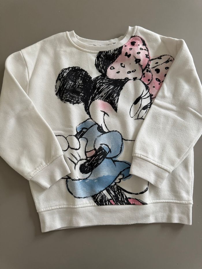Pull Minnie. Imprimés recto et verso. 5-6 ans. primark.