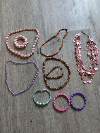 Lot de colliers et bracelets