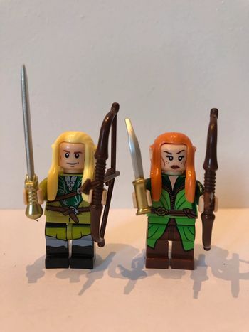 Figurine type lego les elfes Galadriel et Tauriel. le seigneur des anneaux/Hobbit