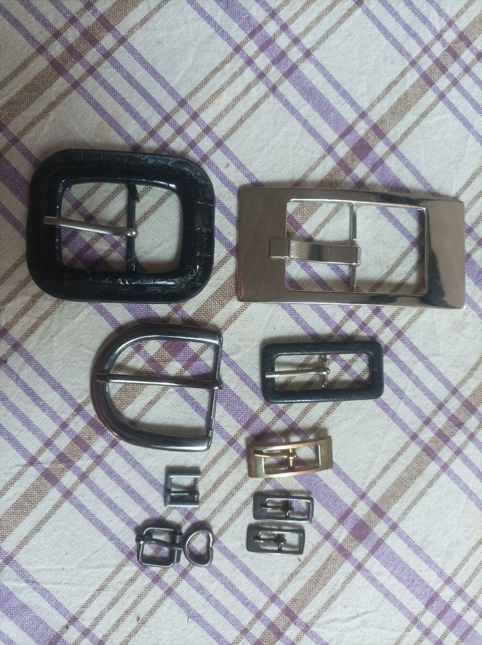 Lot de 9 boucles de ceinture de différentes tailles