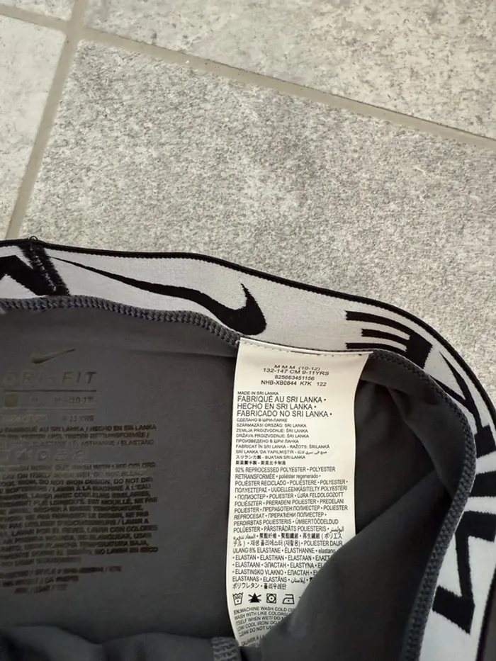 Short Nike de sport garçon gris taille 9-11 ans comme neuf - photo numéro 2