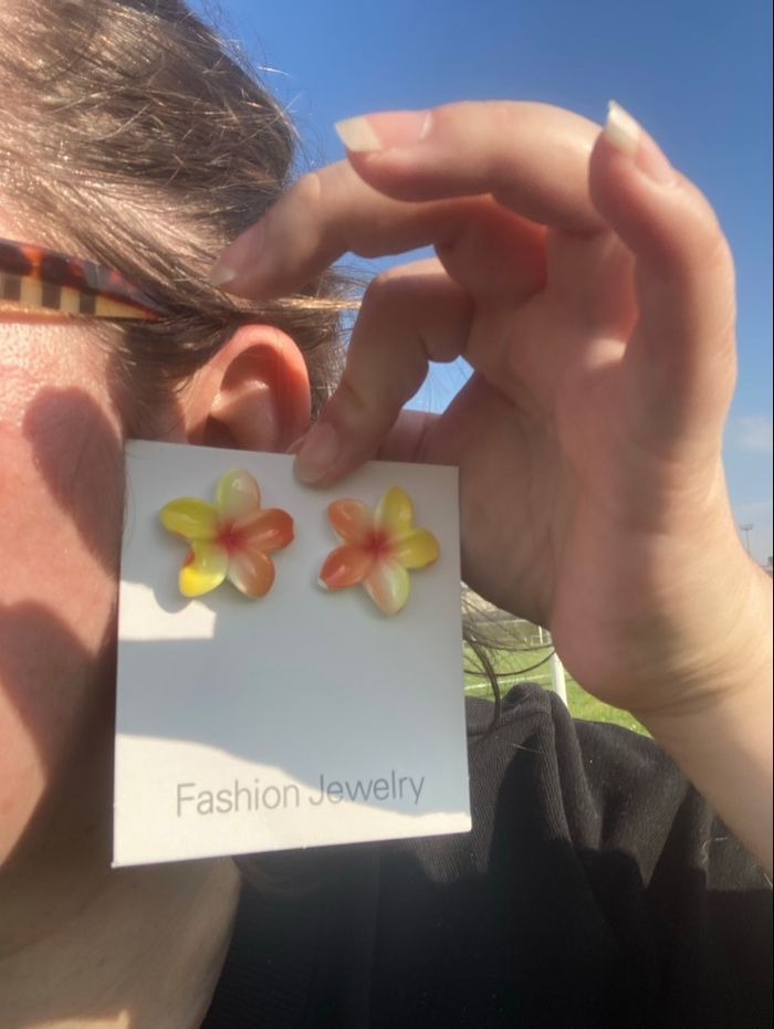 Boucles d’oreilles NEUVES pour femme forme de fleurs couleur jaune - photo numéro 2