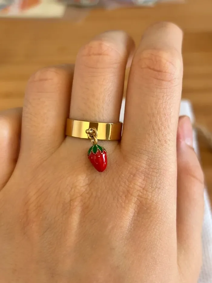Bague fraise kawai vintage - photo numéro 2