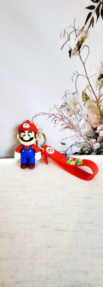 Porte-clés Super Mario  Figurine + lanière rouge
