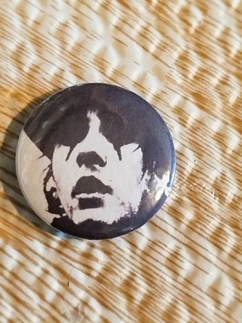 Badge motif saez neuf