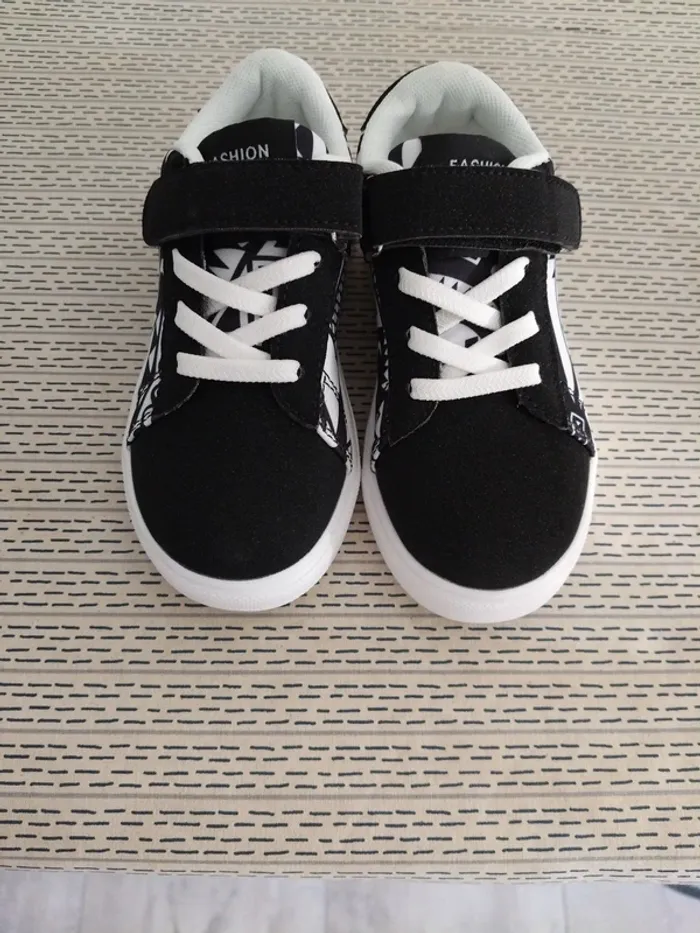 Baskets neuves taille 28 - photo numéro 2