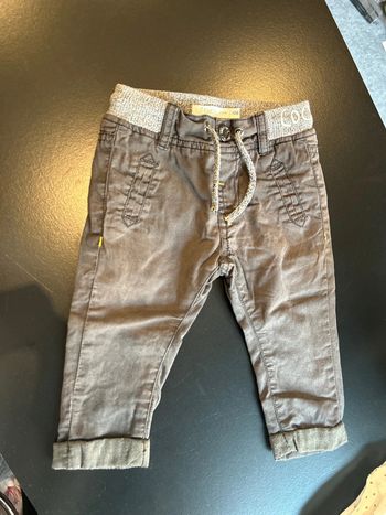 Pantalon marron.