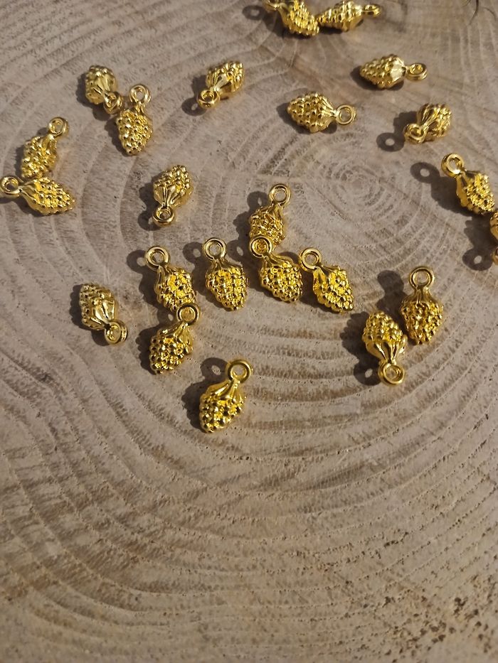 Lot de 22 breloques pomme de pin doré - photo numéro 2