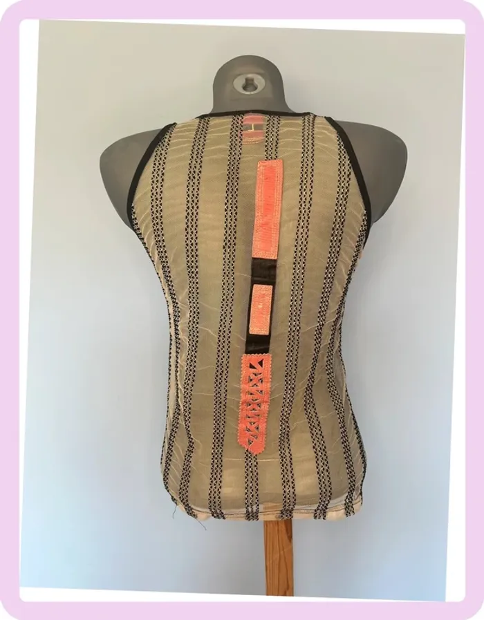 Top Original Save The Queen Taille L – Style Chic et Artistique – Jeu de Transparence Raffiné - photo numéro 6