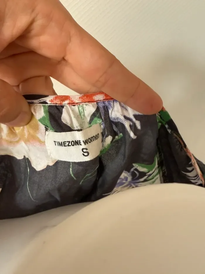 Blouse noir à fleur en très bon état taille S timezone - photo numéro 8